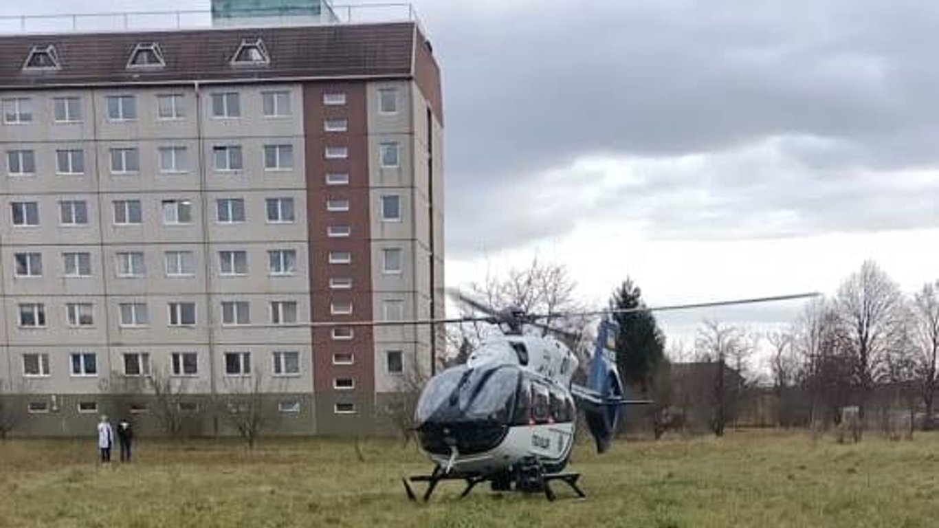 Вертолетом во Львов привезли девушку - фото