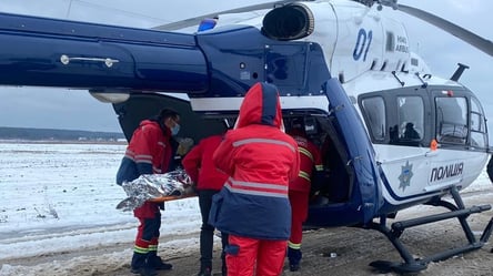 На Львовщине вертолетом доставили в больницу пенсионера, который упал с высоты. Фото - 285x160