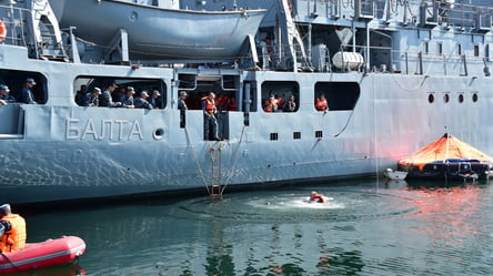 Первые за 5 лет: в Одесской области моряки ВМС тренировались спасаться с аварийного судна. Фото - 285x160