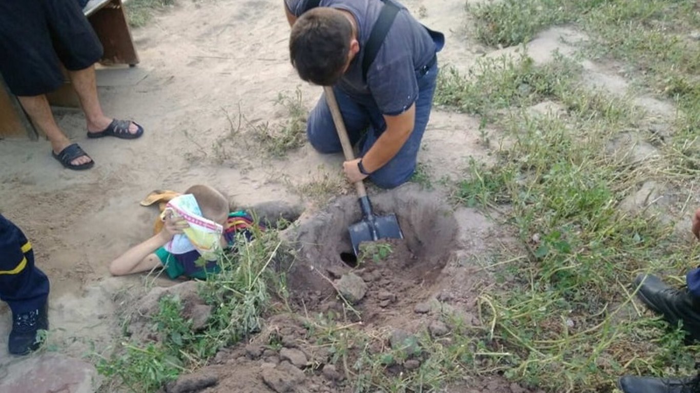 Мальчик застрял в собачьей норе в Винницкой области - видео