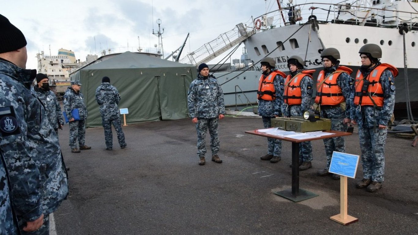 В гавани Одессы морские офицеры учились отражать атаки диверсантов