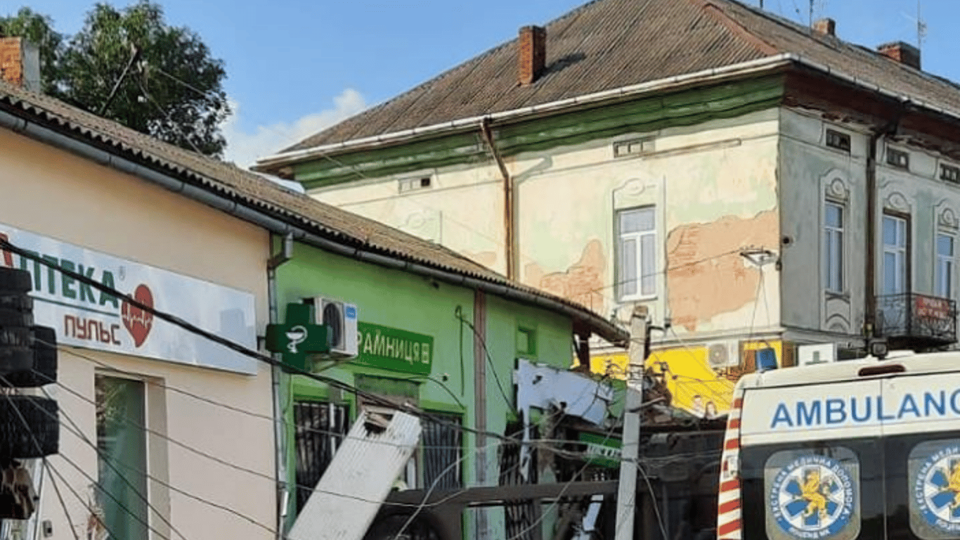 На Львовщині фура врізалася в продуктовий магазин - чотири загиблих