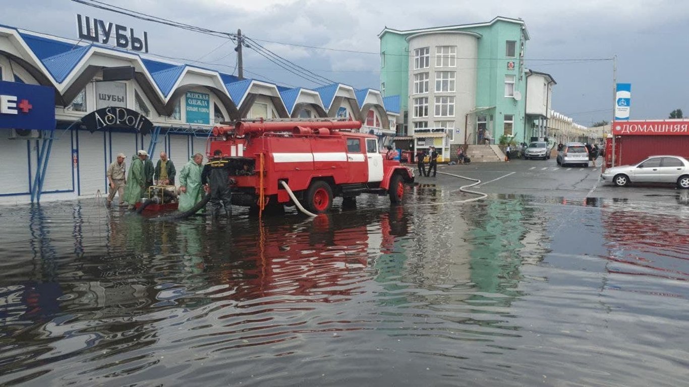 Вода лилася з каналізації - Одесу знову затопило через дощ