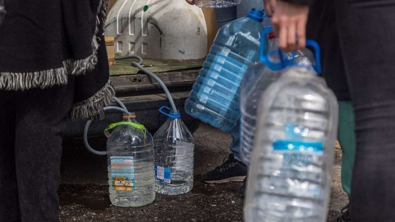 Ситуация в Мариуполе - оккупанты предлагают людям "питьевую" воду из реки