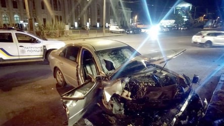 Водителя и пассажирку госпитализировали: в Одессе возле железнодорожного вокзала Hyundai влетел в бетонное ограждение - 285x160