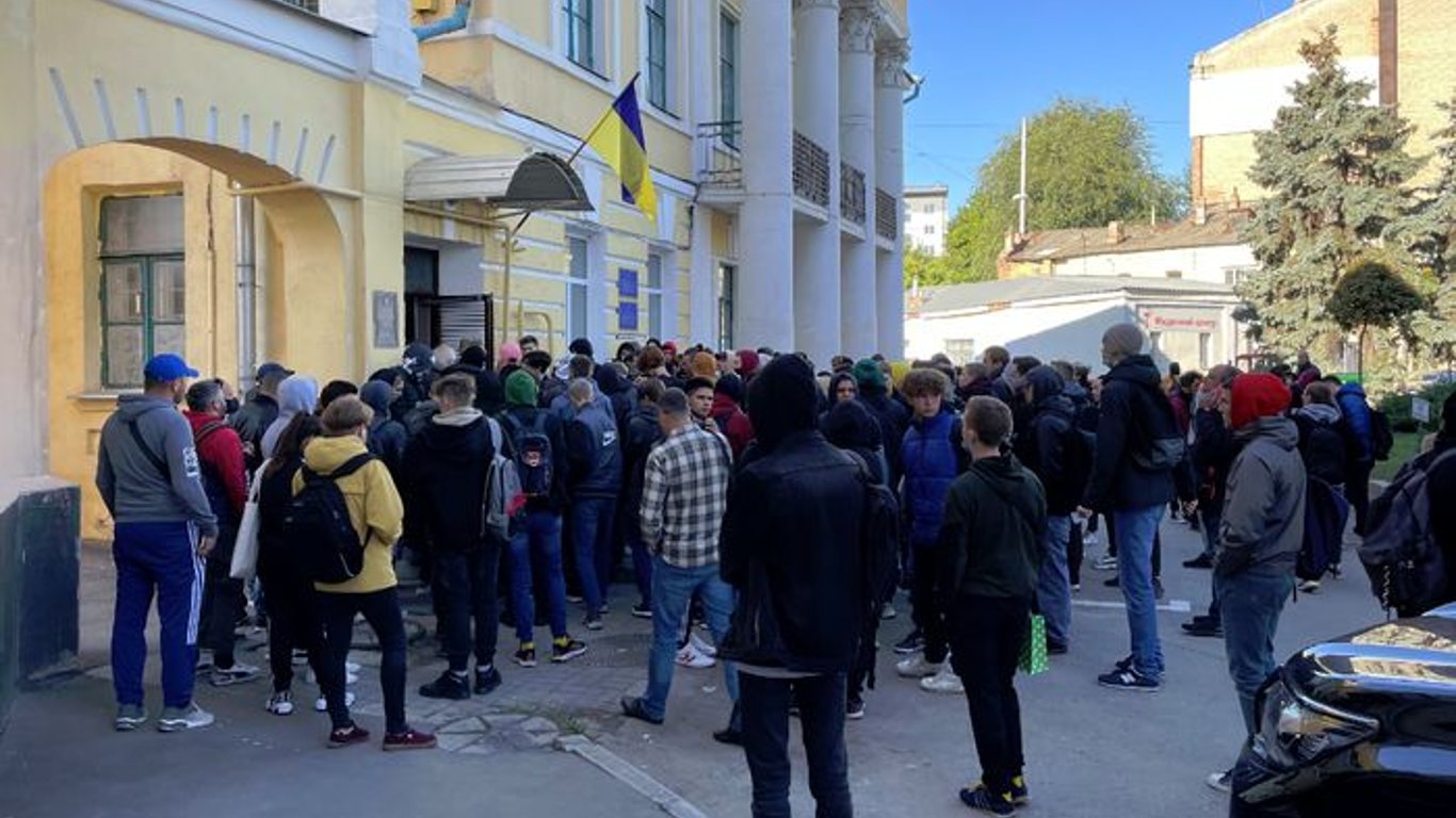 В военкоматах Харькова огромные очереди студентов