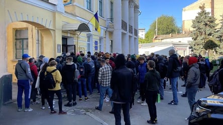 В Харькове студенты толпой "штурмуют" военкомат. Стали известны причины - 285x160