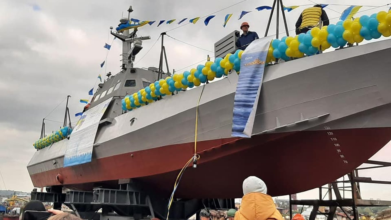 Боевой корабль у берегов Киева - горожане увидели новое судно - фото