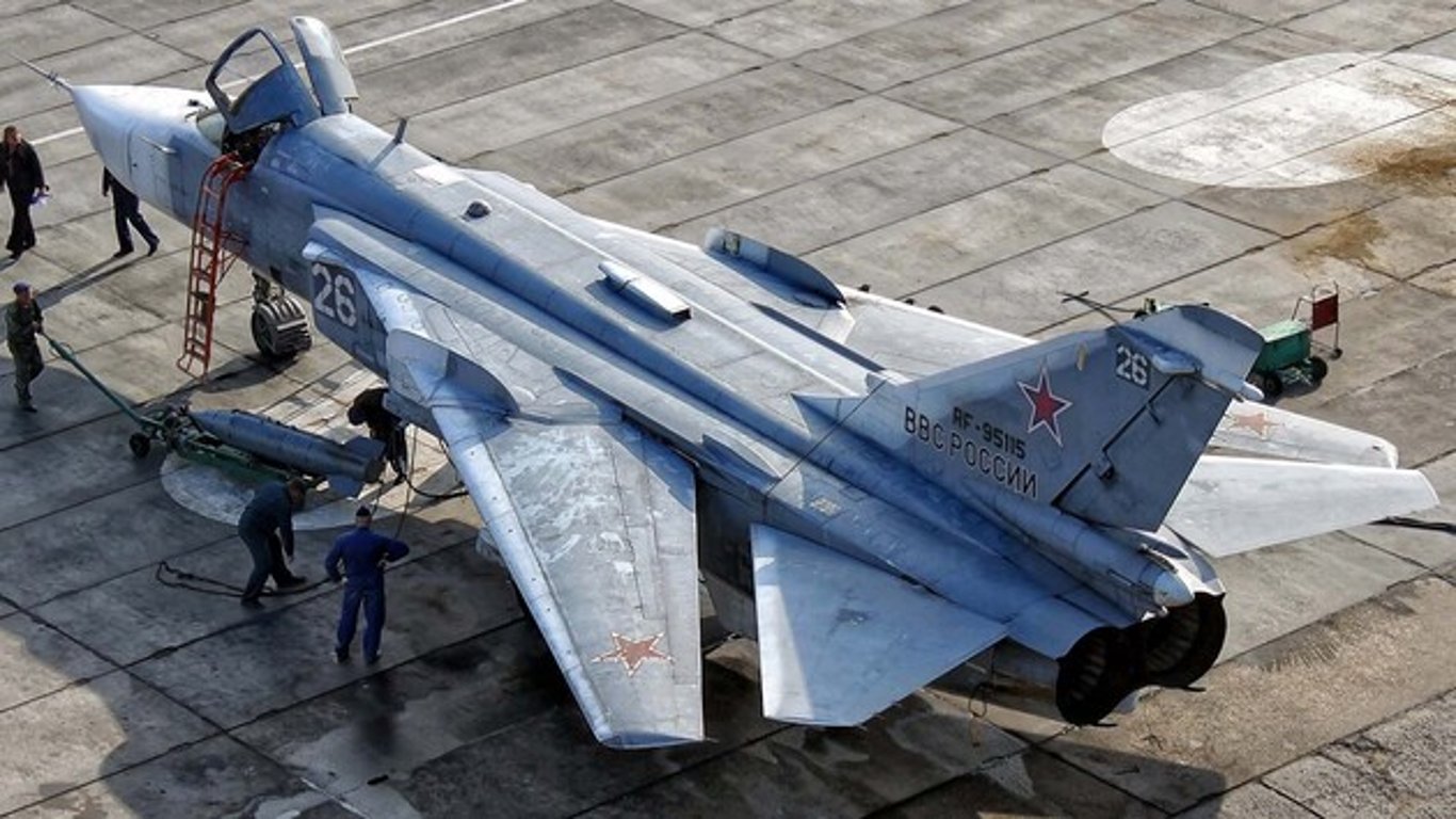 Після вибухів в Криму окупанти терміново переміщують військові літаки: що відомо