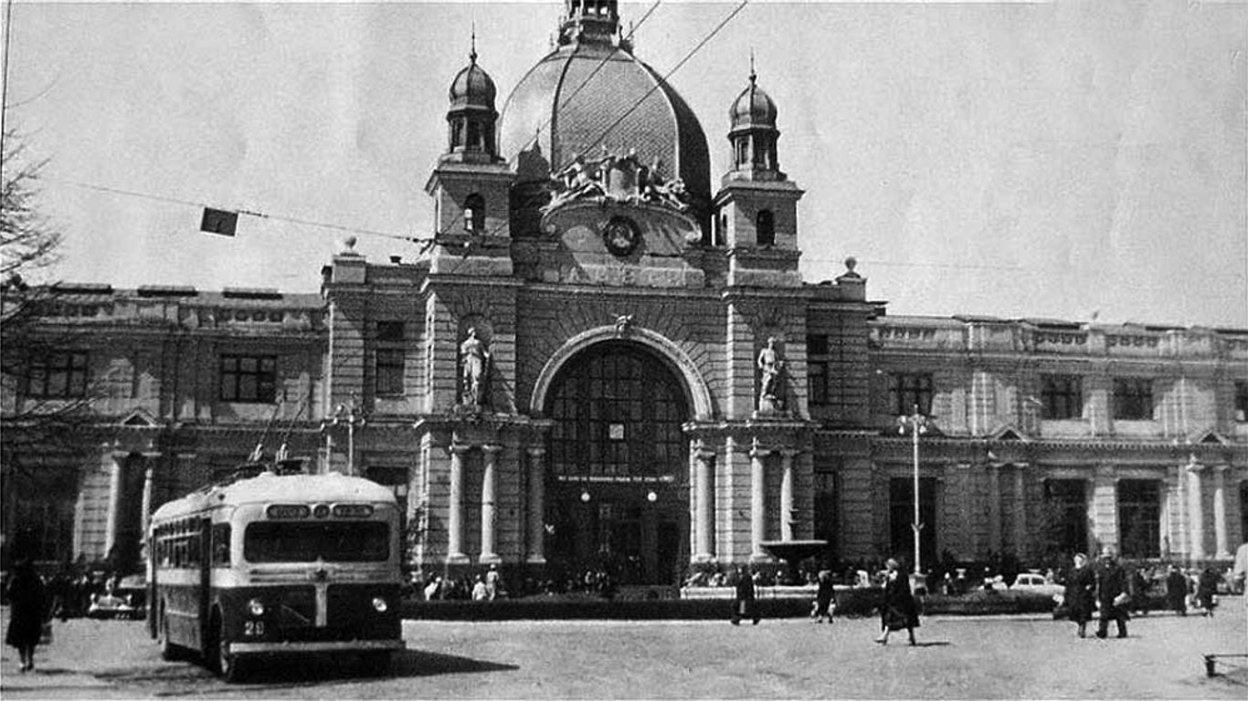 Троллейбусы во Львове 1950 года – архивные фото