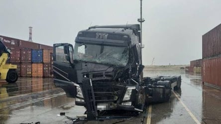 В Одеському порту фура Volvo зіткнулася з навантажувачем: водію розтрощило ногу, а машина вщент. Фото - 285x160