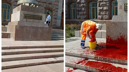 Акт вандалізму: невідомий облив червоною фарбою себе, сходи та постамент біля КМДА. Фото - 285x160