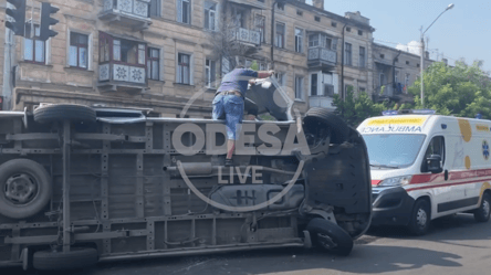 Лікарів витягували з автівки: в Одесі перевернулася карета "швидкої". Відео - 285x160