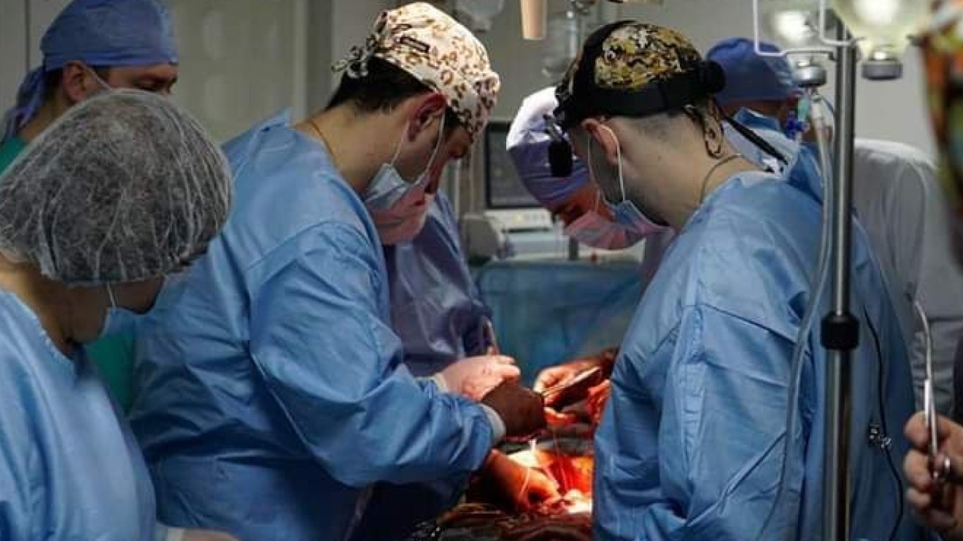 В Івано-Франківську лікарі успішно пересадили нирки двом прикарпатцям