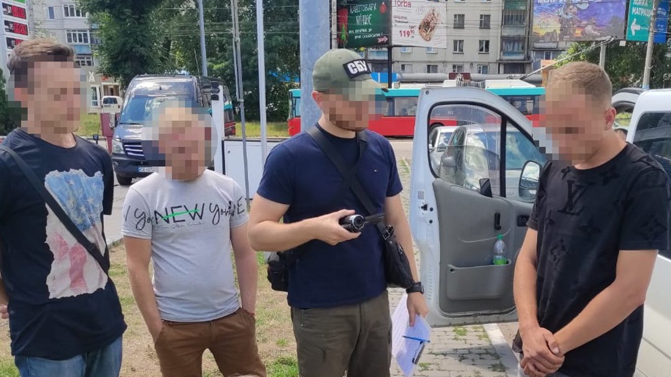 Виїзд за кордон призивникам - викрито злочинну схему виїзду чоловіків з України