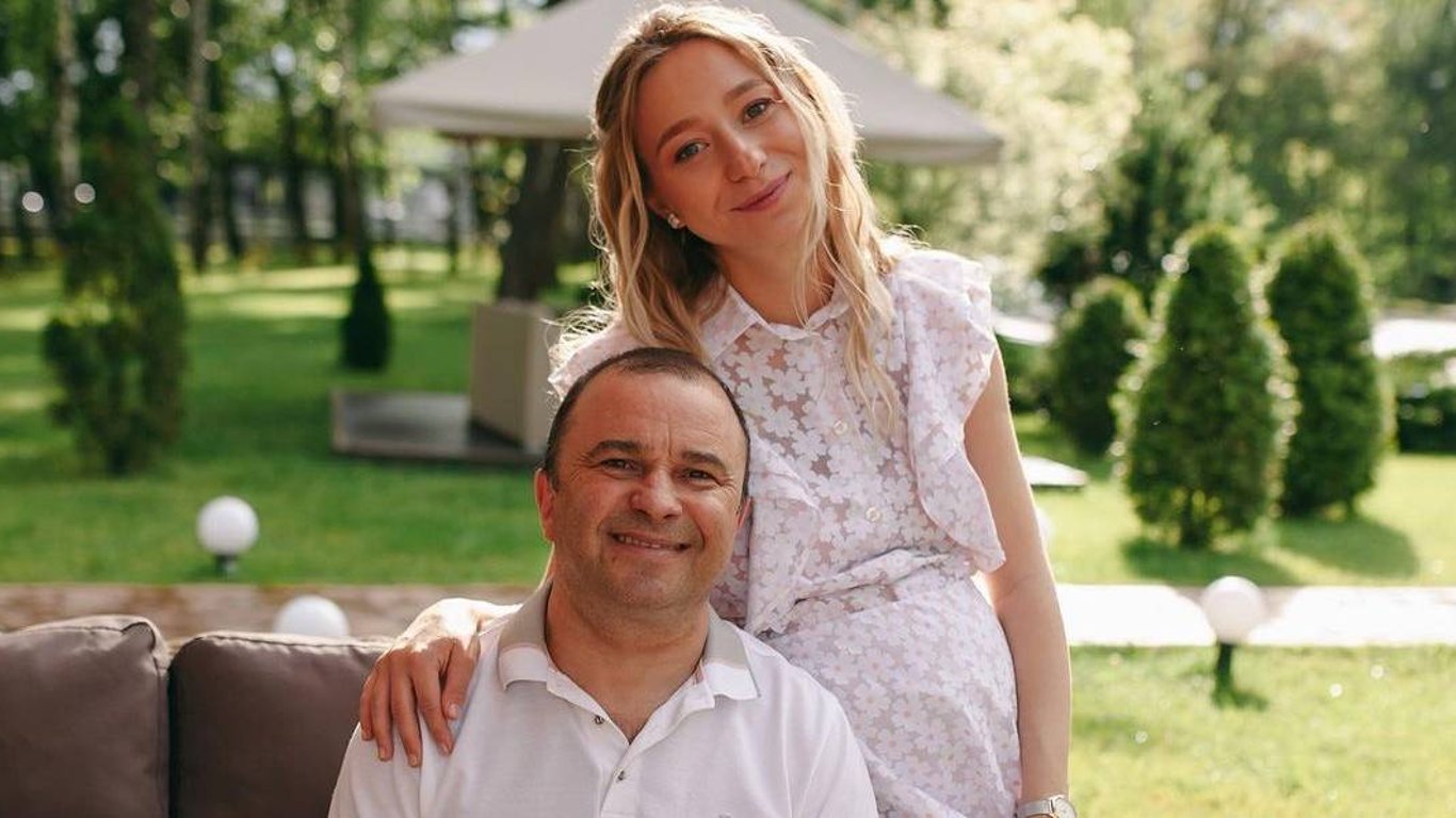 В сети появилось новое фото Виктора Павлика с молодой женой Екатериной Репяховой и новорожденным сыном