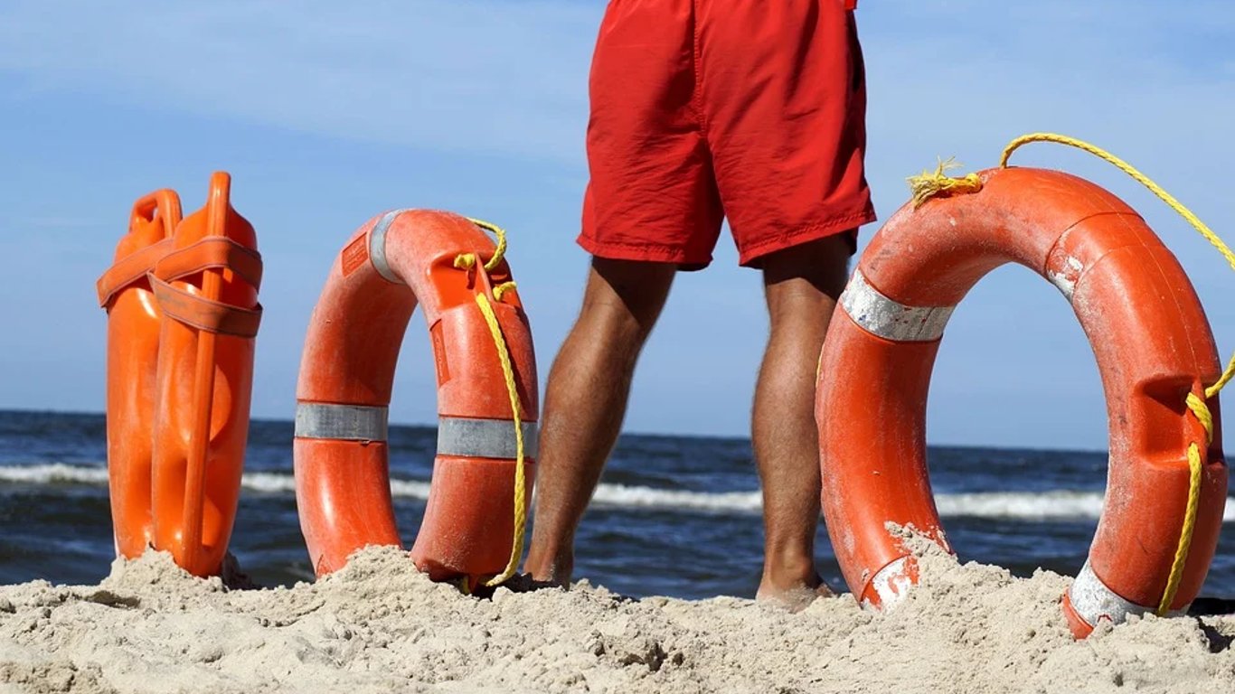 В Одессе на пляже водолазы спасли жизнь 8-летней девочки