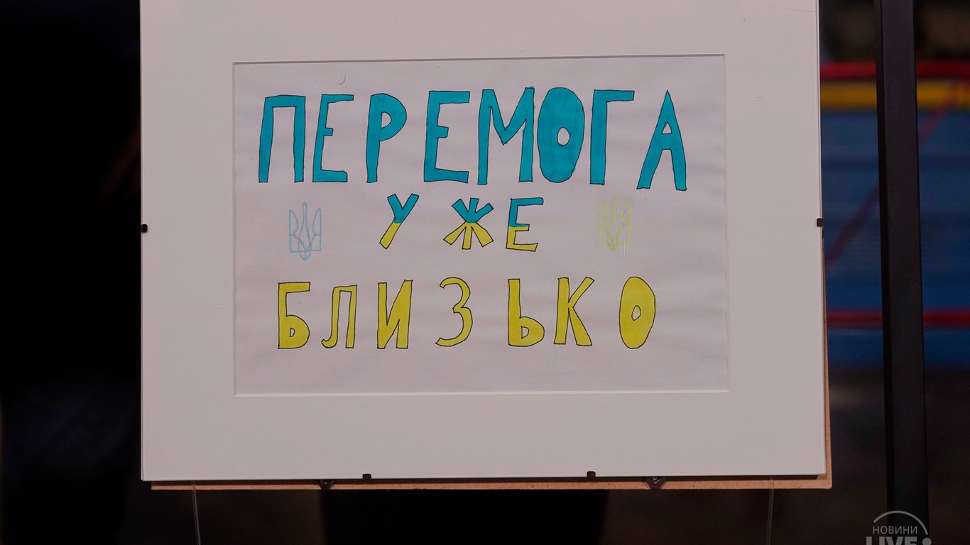 Метро Киева – открылась выставка детских рисунков о войне от фонда Future For Ukraine, фоторепортаж