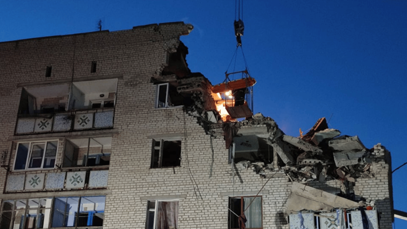 Взрыв дома в Николаевской области - под завалами вторые сутки ищут мужчину