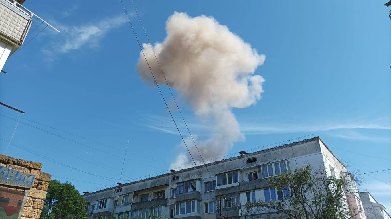 ЗМІ пишуть про вибухи поблизу російської авіабази у Криму. Фото, відео