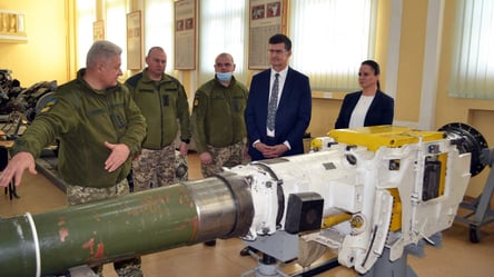 Военная делегация страны НАТО изучала подготовку офицеров-танкистов в Харькове - 285x160
