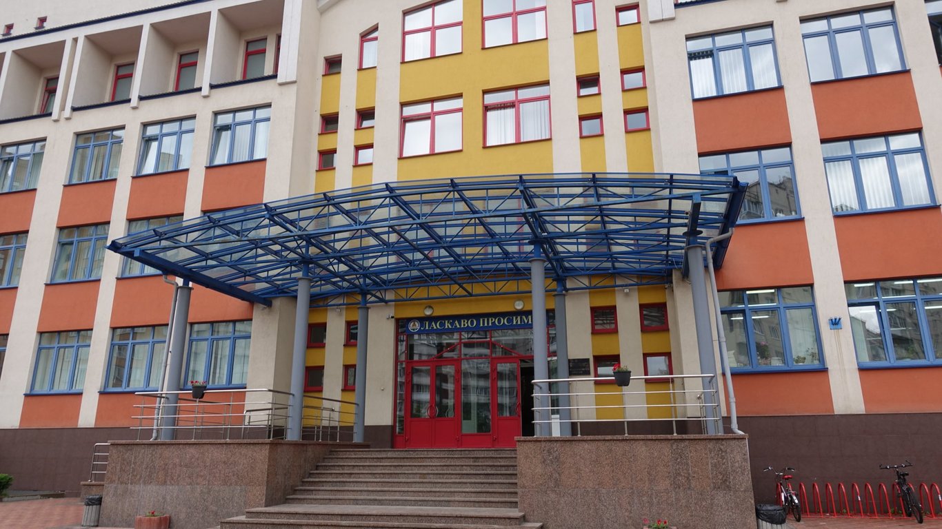 В Киевской инженерной гимназии пожар: подробности, видео