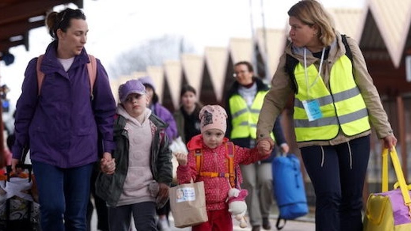 Біженці в Європі - Ірландія призупинила безвіз для 20 країн, щоб звільнити місця для українців