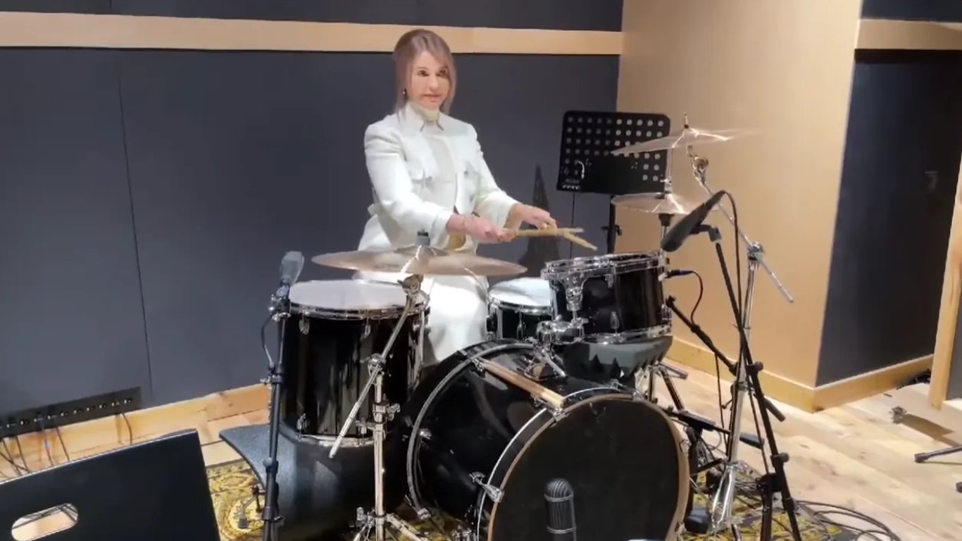 Юлия Тимошенко показала мастер-класс игры на барабанах
