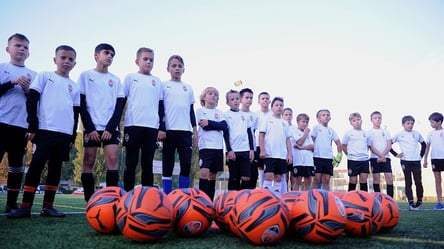 Перша в Києві: “Шахтар” відкрив футбольну школу для дітей - 285x160