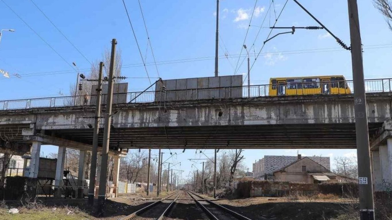 В Одесі руйнуються опори аварійного Іванівського мосту