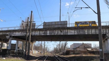 В Одесі руйнуються опори аварійного Іванівського мосту. Фото - 285x160