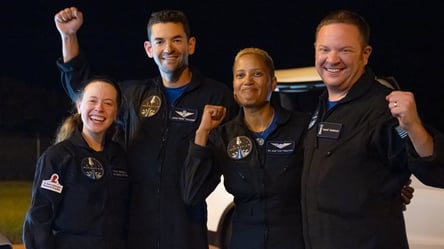 З космосу повернулись туристи Ілона Маска: корабель Crew Dragon приводнився в океані. Відео - 285x160