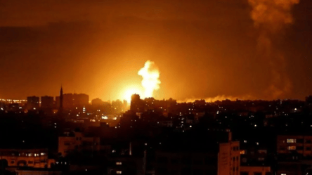 Ізраїль вдарив ракетами по Сектору Гази: цьому передували заворушення на кордоні. Фото, відео - 285x160