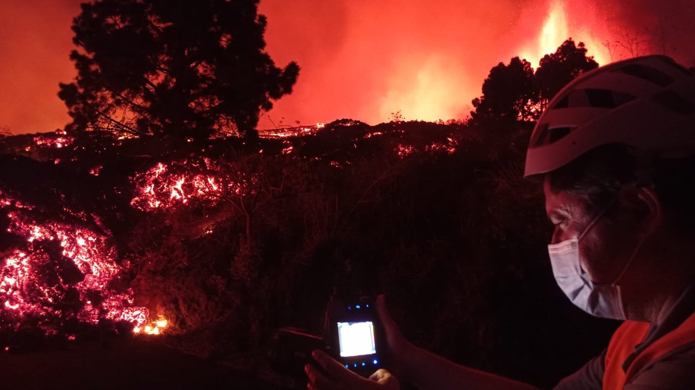 Извержение вулкана на Канарах - власть начала эвакуацию - фото, видео