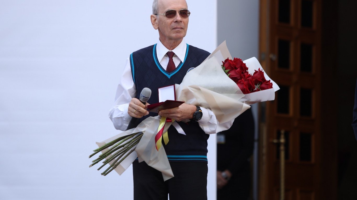 Известного одесского учителя Павла Виктора наградили За заслуги перед городом