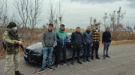 Шестеро в одному авто: прикордонники Львівщини затримали громадян Туреччини. Подробиці, фото - 285x160