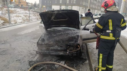 У Львові горіли дві іномарки: пожежу гасили восьмеро людей - 285x160