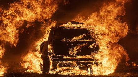 Во дворе спального района Киева загорелось авто. Видео - 285x160