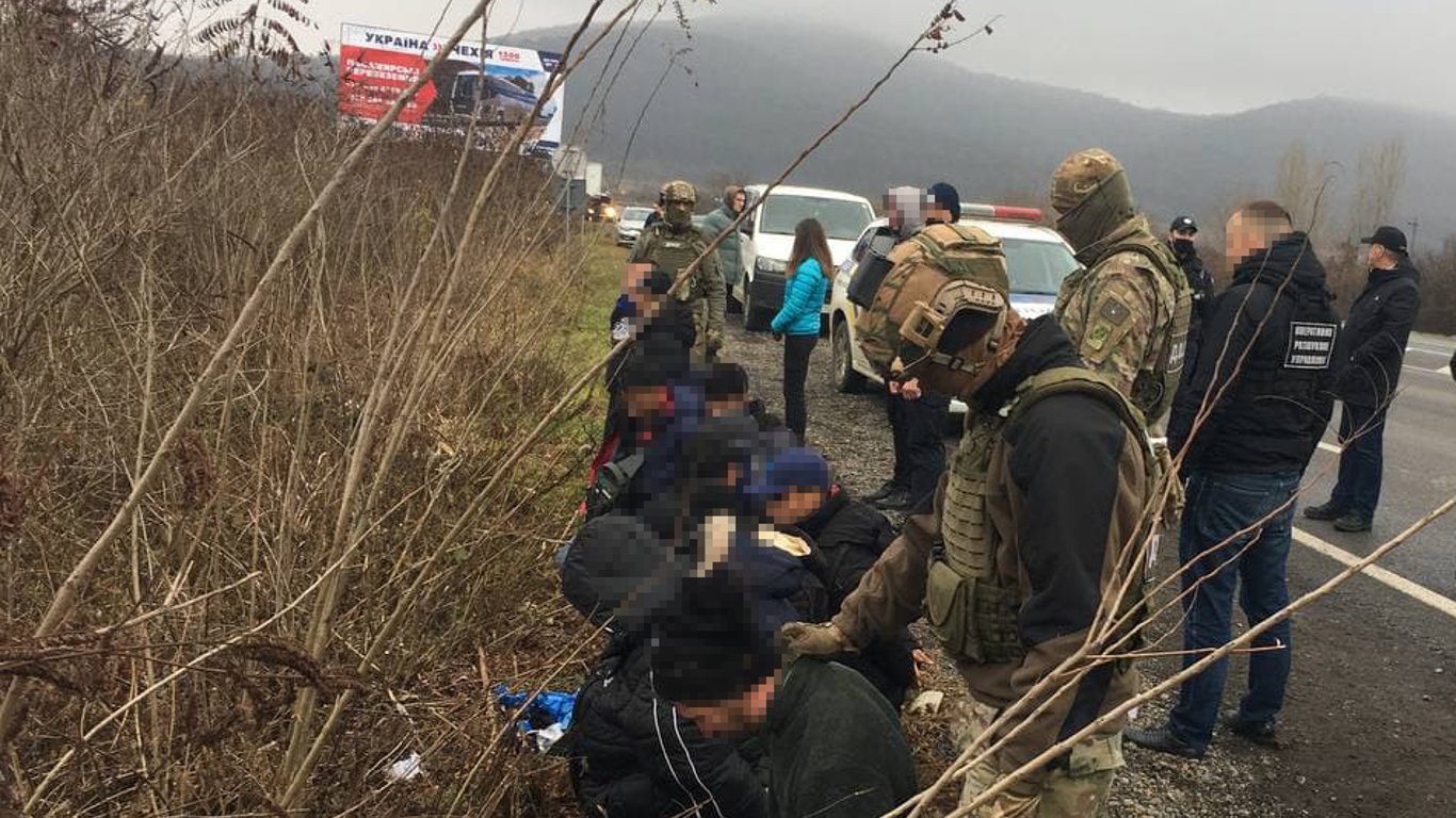 На Закарпатье задержали украинцев, которые перевозили нелегальных мигрантов в ЕС