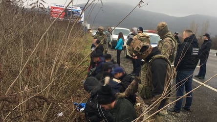 На Закарпатті затримали українців, які перевозили нелегальних мігрантів до ЄС. Відео - 285x160