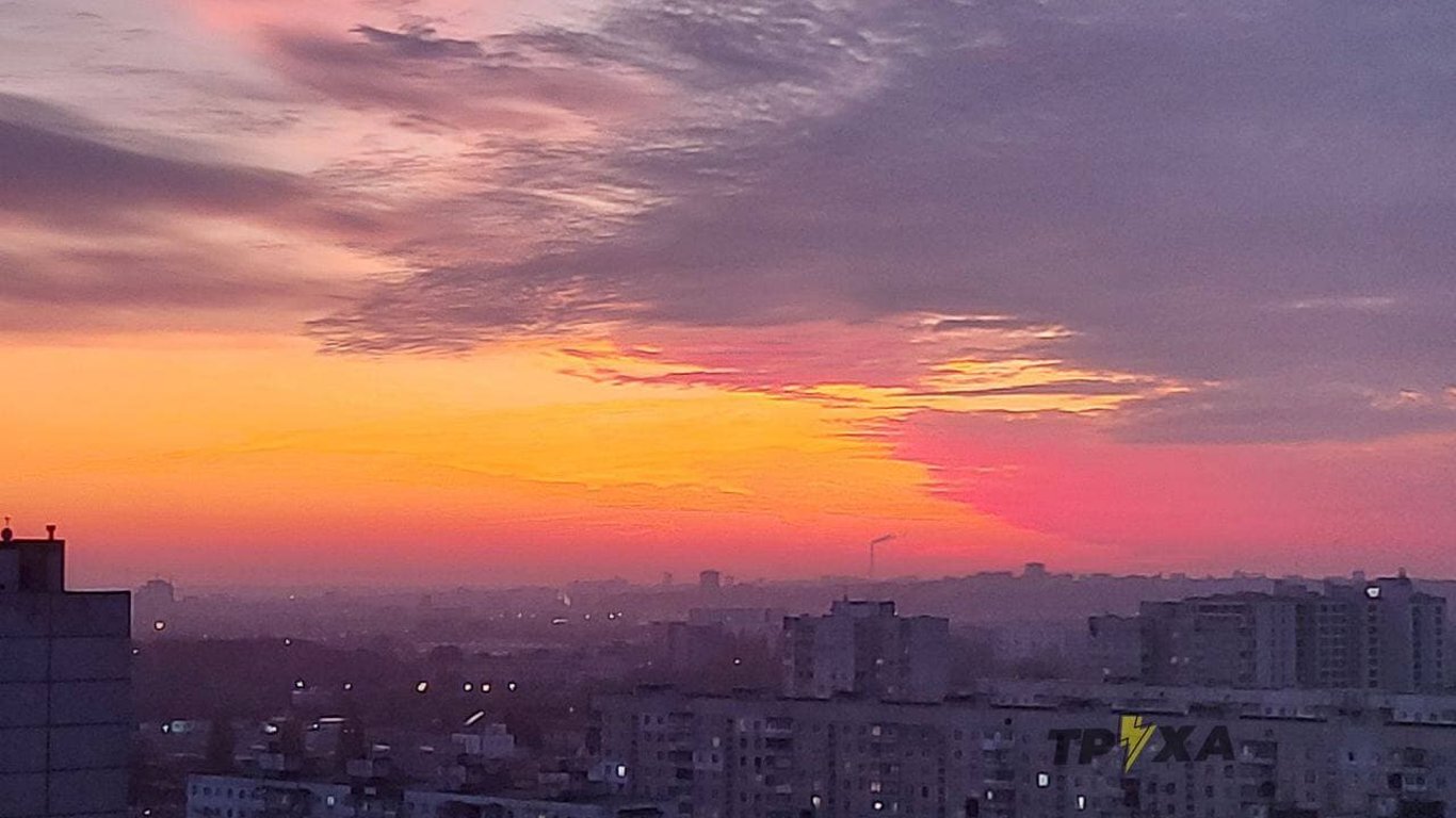 В Харькове жители обратили внимание на цвет неба на заходе солнца