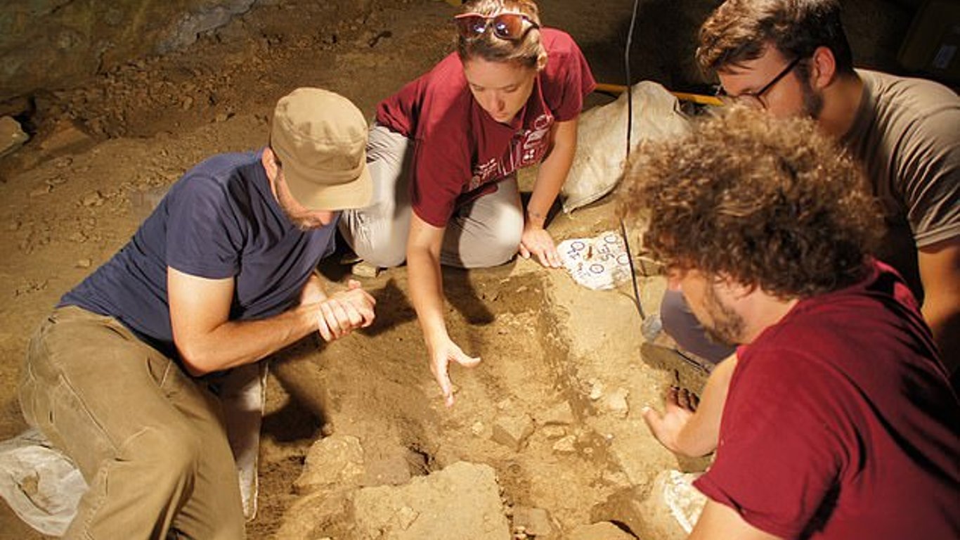 Археологи знайшли прикрашене поховання немовля, якому 10 тисяч років - фото