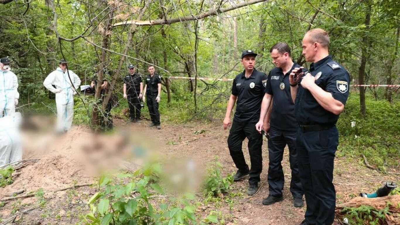 Масове поховання мирних громадян - на Київщині знайшли людей, вбитих армією рф
