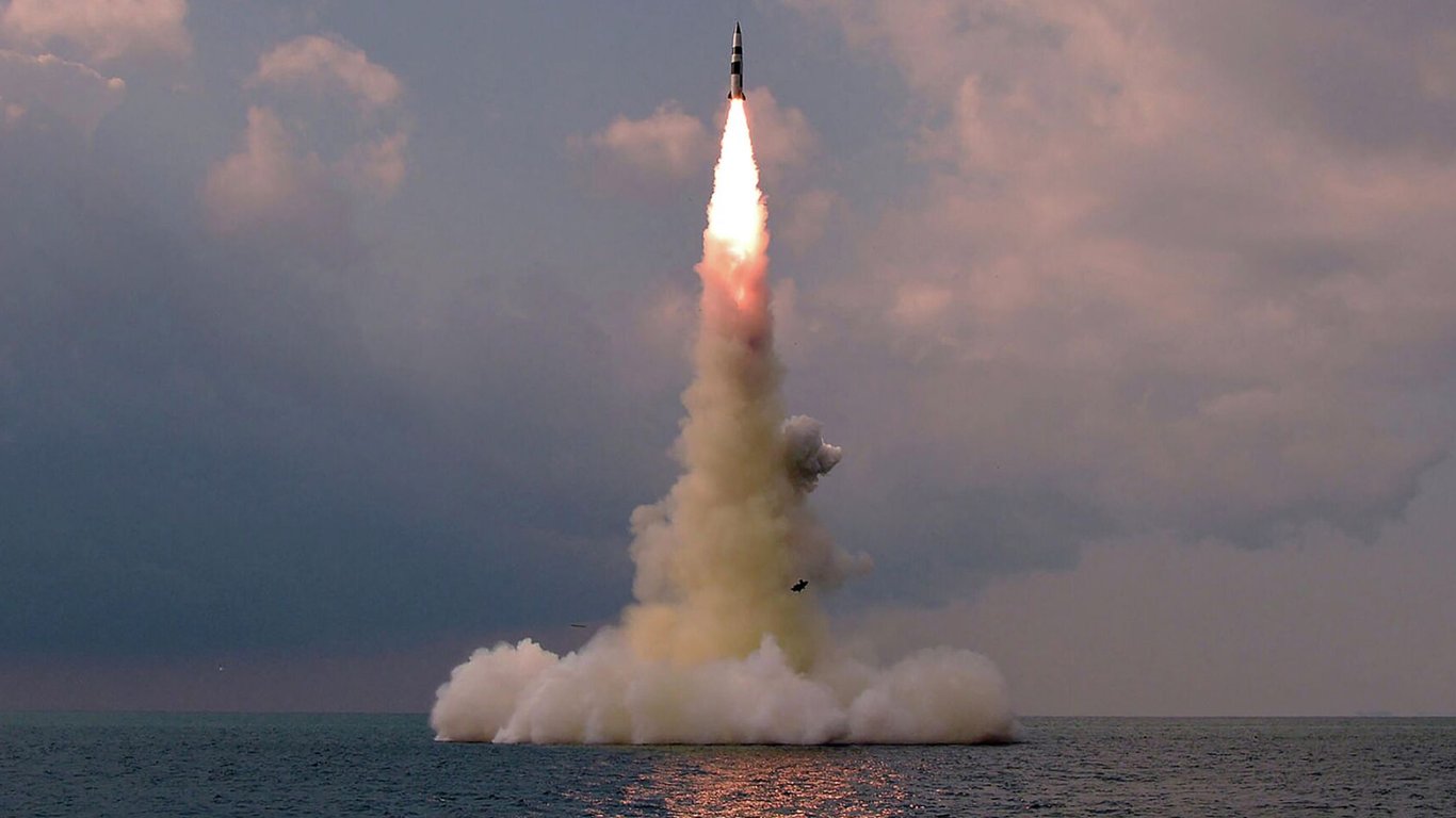 Северная Корея запустила две баллистические ракеты: что известно