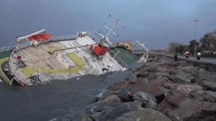 В Турции из-за непогоды море вышло из берегов и затопило судно и предприятия - 285x160