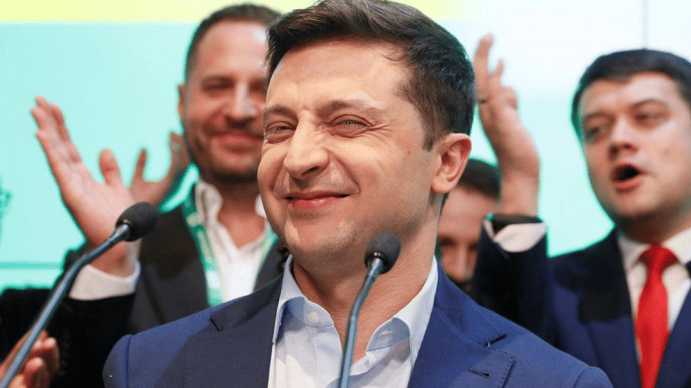 Зеленский отреагировал на принятие закона об олигархах