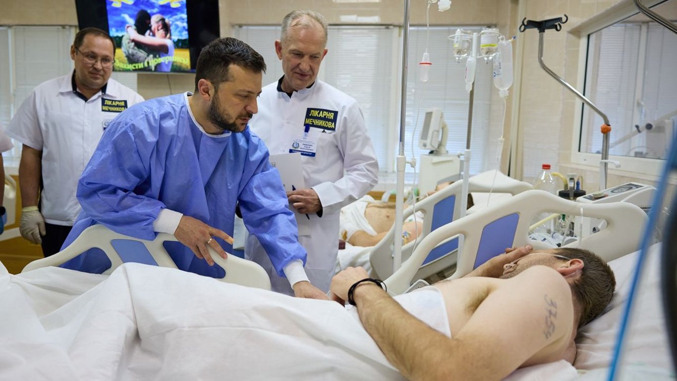 Зеленский посетил раненых защитников в Днепре. Фото
