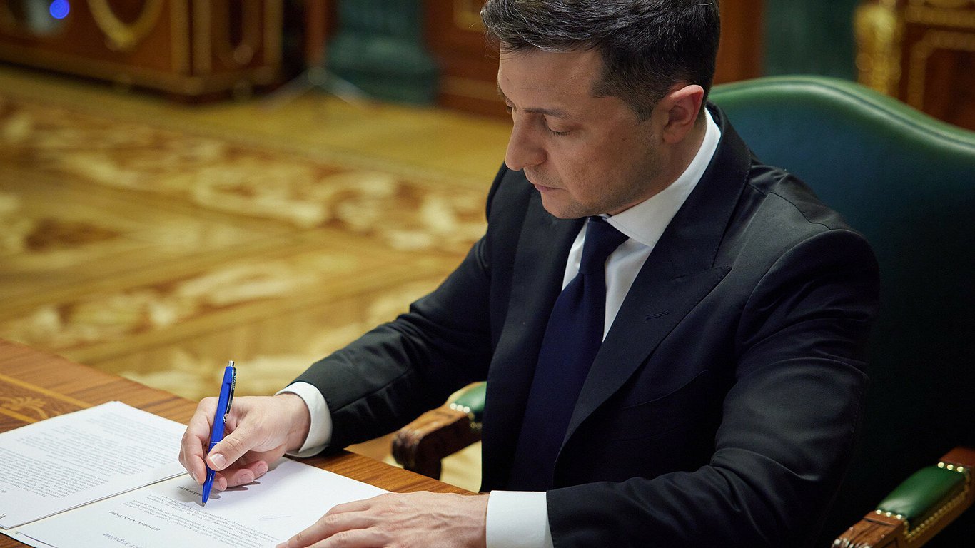 Зеленський ввів у дію санкції проти каналів "Перший Незалежний" і "UkrLive"