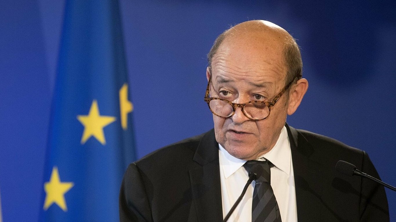 Франция пригрозила России последствиями за любое вторжение в Украину