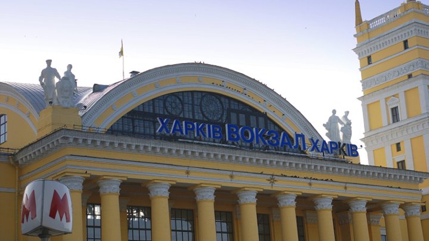 В Харькове с железнодорожного вокзала требуют убрать серпы и молоты
